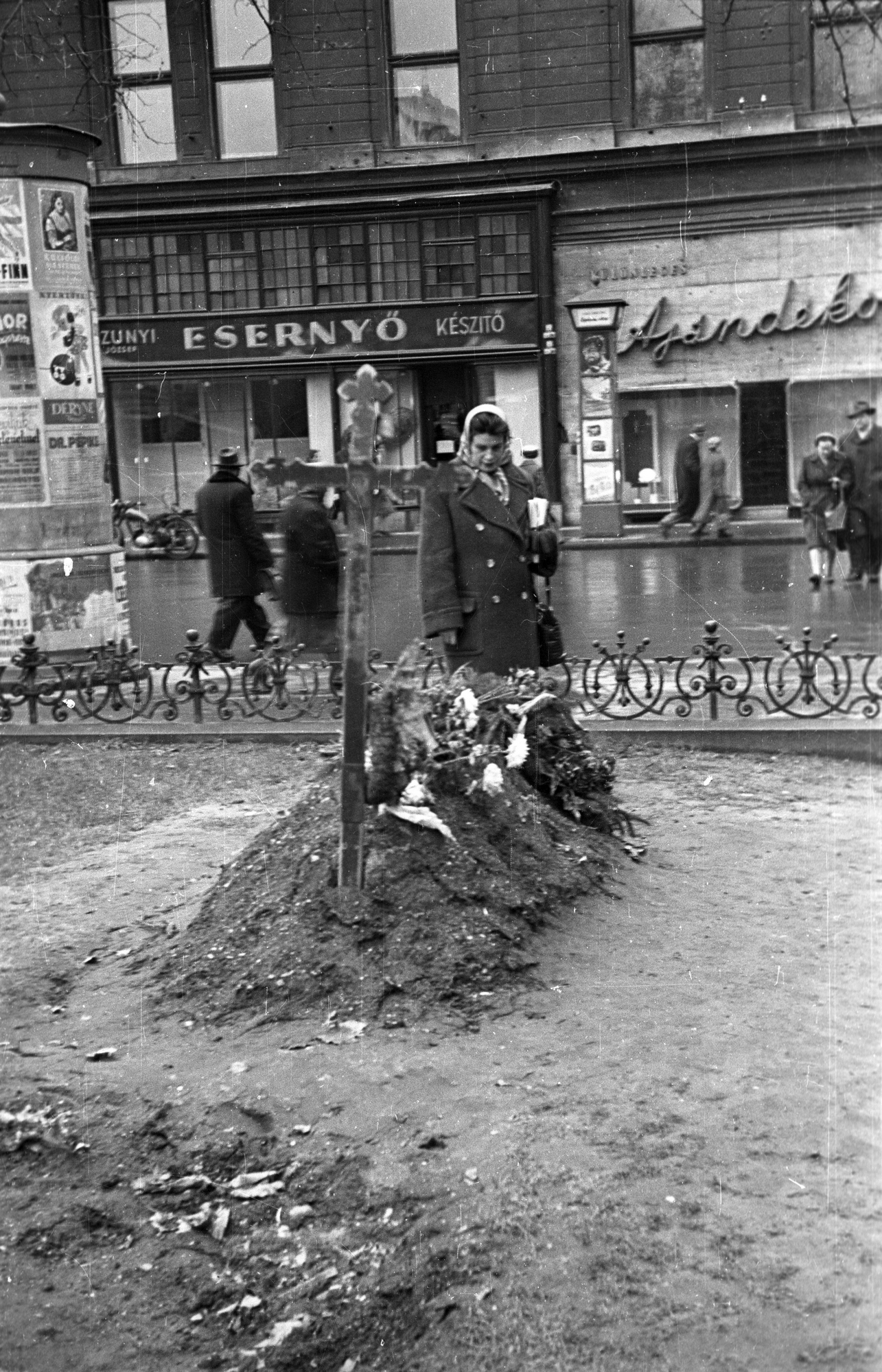 Néhány hétig temető volt a város – A forradalom ideiglenes sírjai az '56-os utcákon 14
