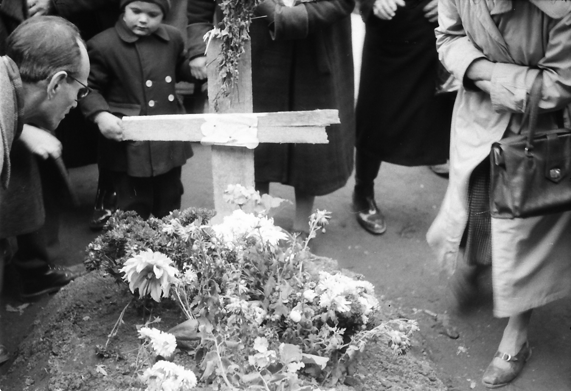 Néhány hétig temető volt a város – A forradalom ideiglenes sírjai az '56-os utcákon 6