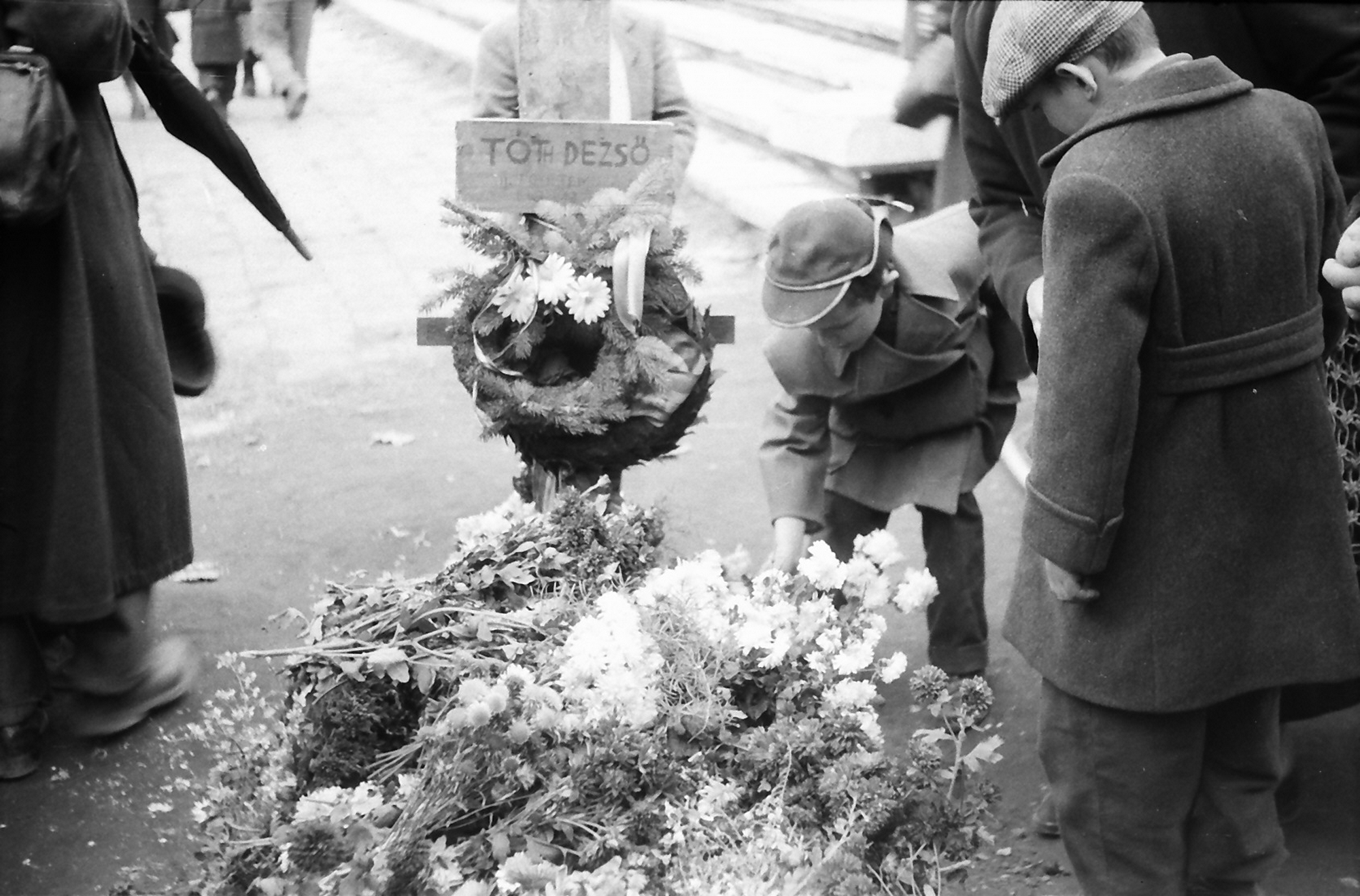 Néhány hétig temető volt a város – A forradalom ideiglenes sírjai az '56-os utcákon 18