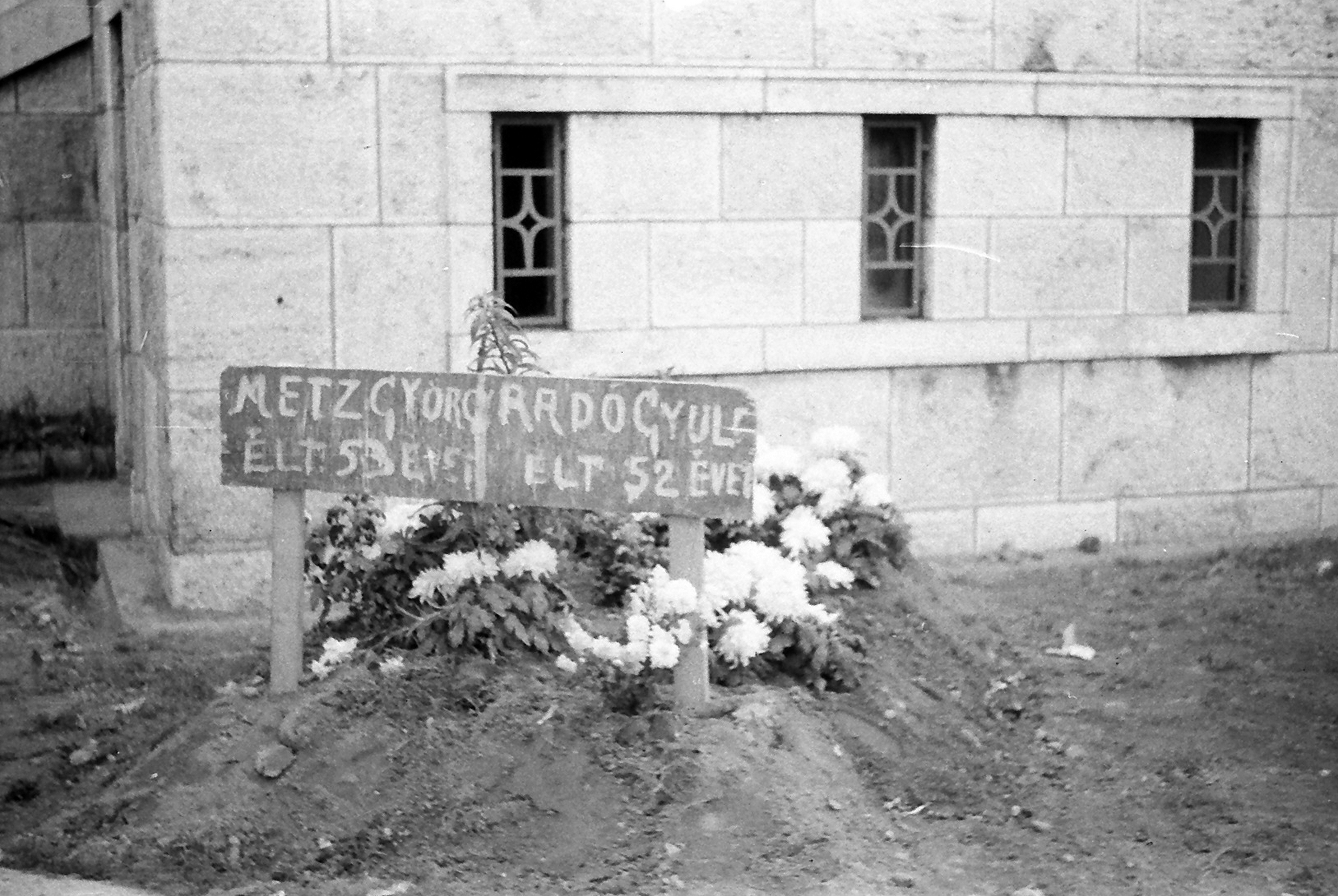Néhány hétig temető volt a város – A forradalom ideiglenes sírjai az '56-os utcákon 23