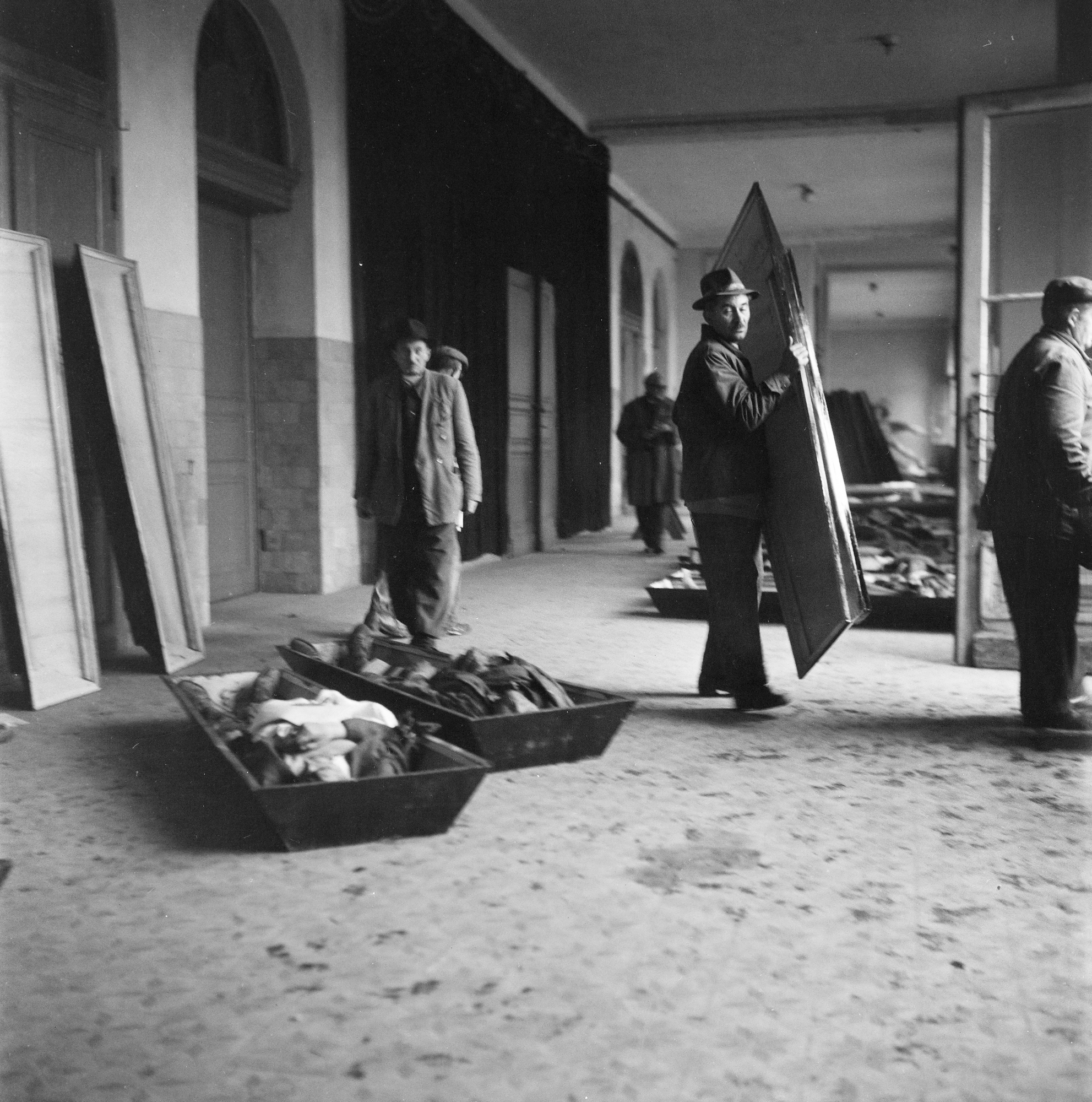 Néhány hétig temető volt a város – A forradalom ideiglenes sírjai az '56-os utcákon 24