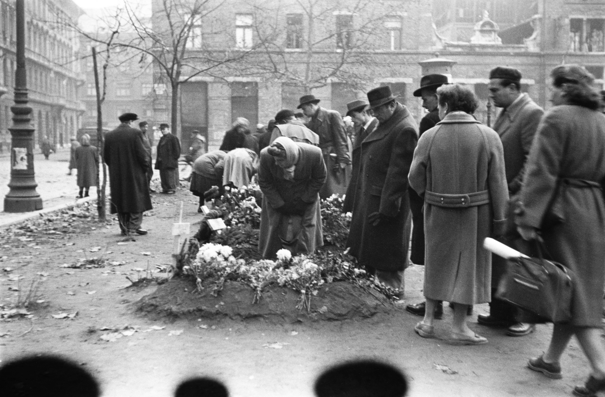 Néhány hétig temető volt a város – A forradalom ideiglenes sírjai az '56-os utcákon 4