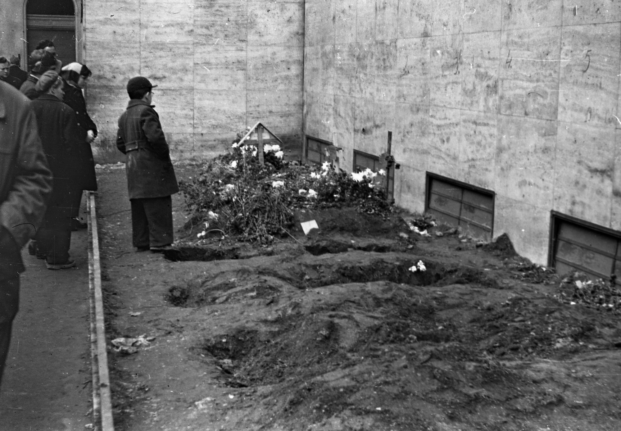 Néhány hétig temető volt a város – A forradalom ideiglenes sírjai az '56-os utcákon 12