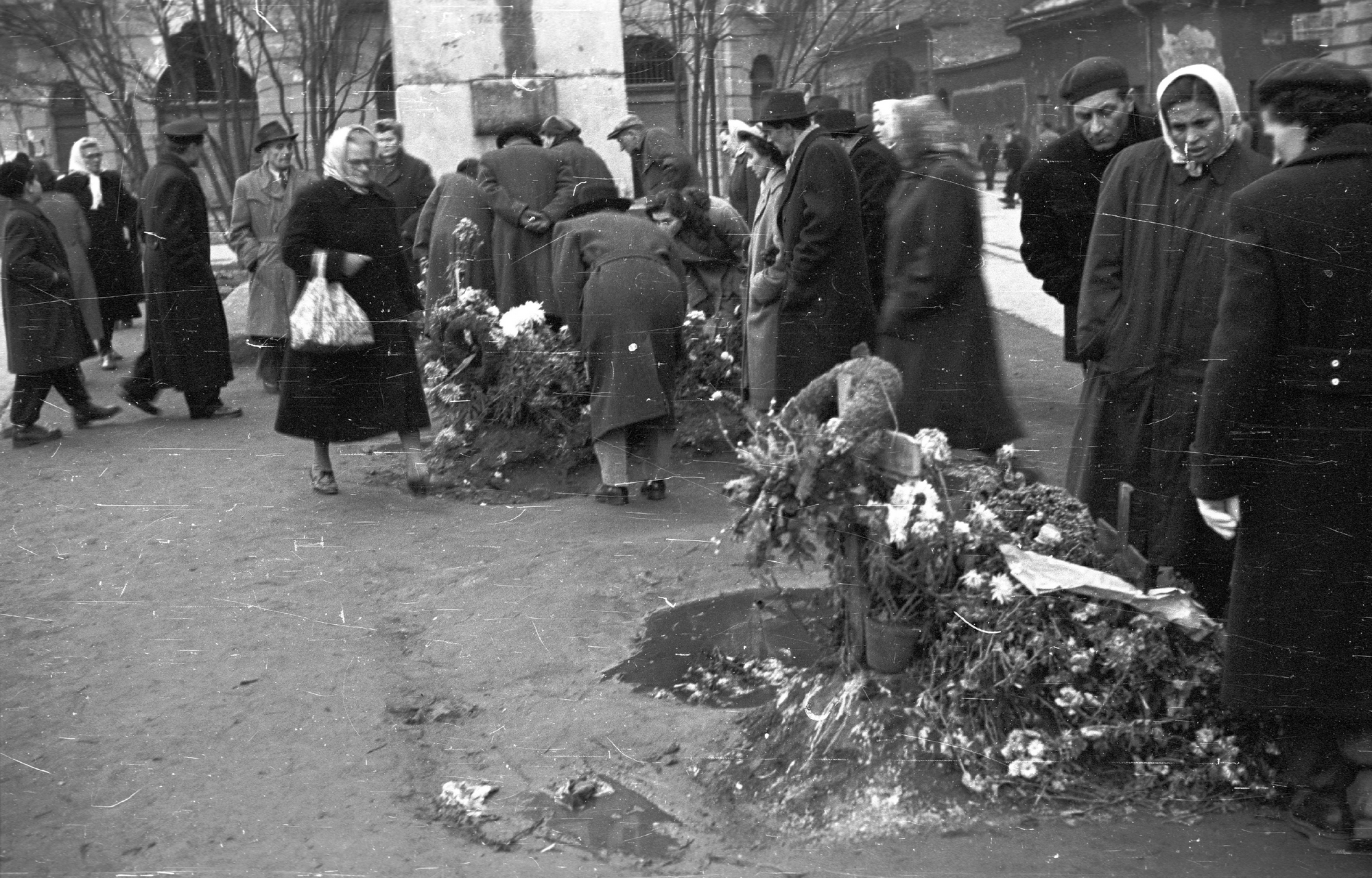 Néhány hétig temető volt a város – A forradalom ideiglenes sírjai az '56-os utcákon 5
