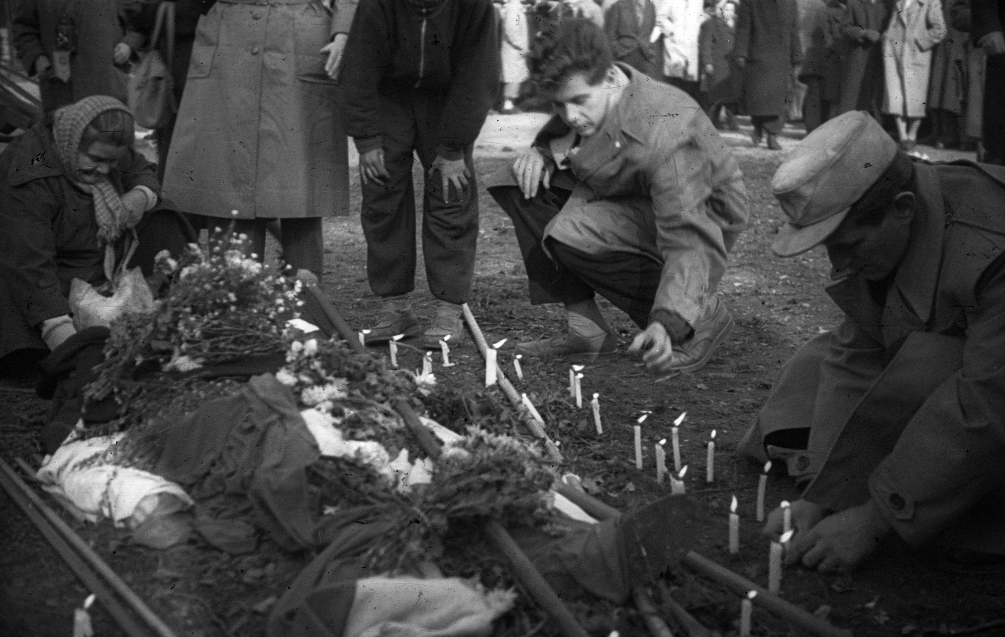 Néhány hétig temető volt a város – A forradalom ideiglenes sírjai az '56-os utcákon 21