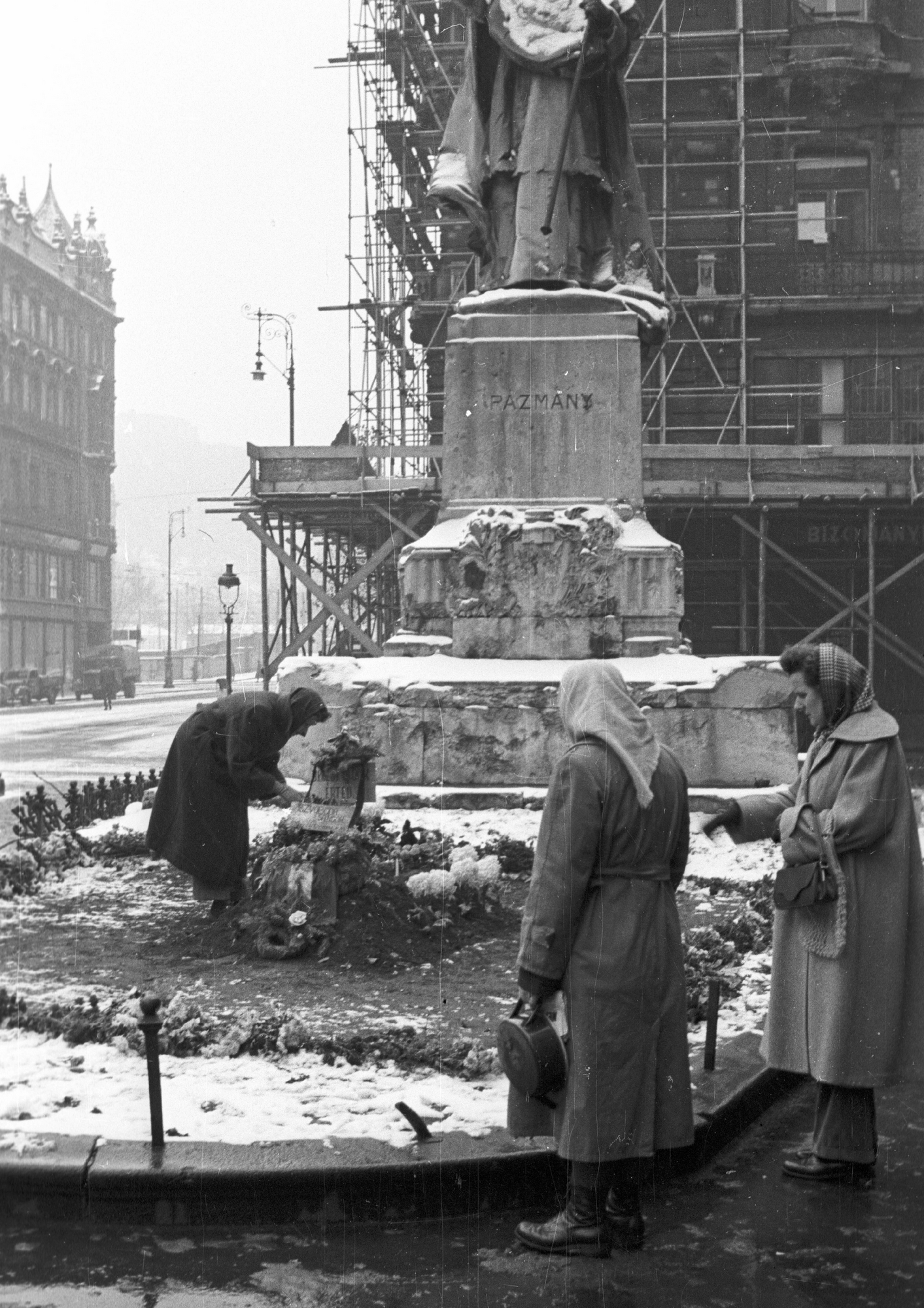 Néhány hétig temető volt a város – A forradalom ideiglenes sírjai az '56-os utcákon 19