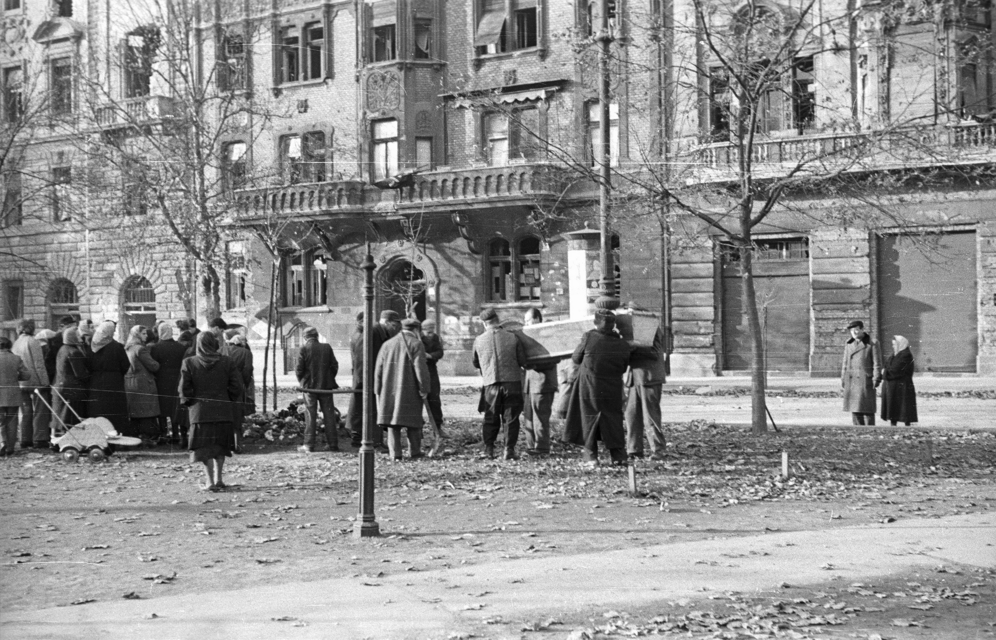 Néhány hétig temető volt a város – A forradalom ideiglenes sírjai az '56-os utcákon 3