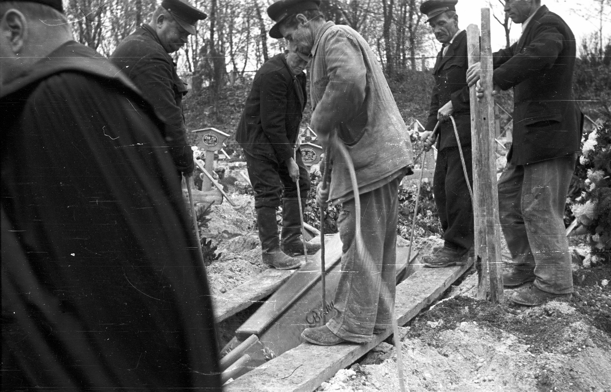 Néhány hétig temető volt a város – A forradalom ideiglenes sírjai az '56-os utcákon 7