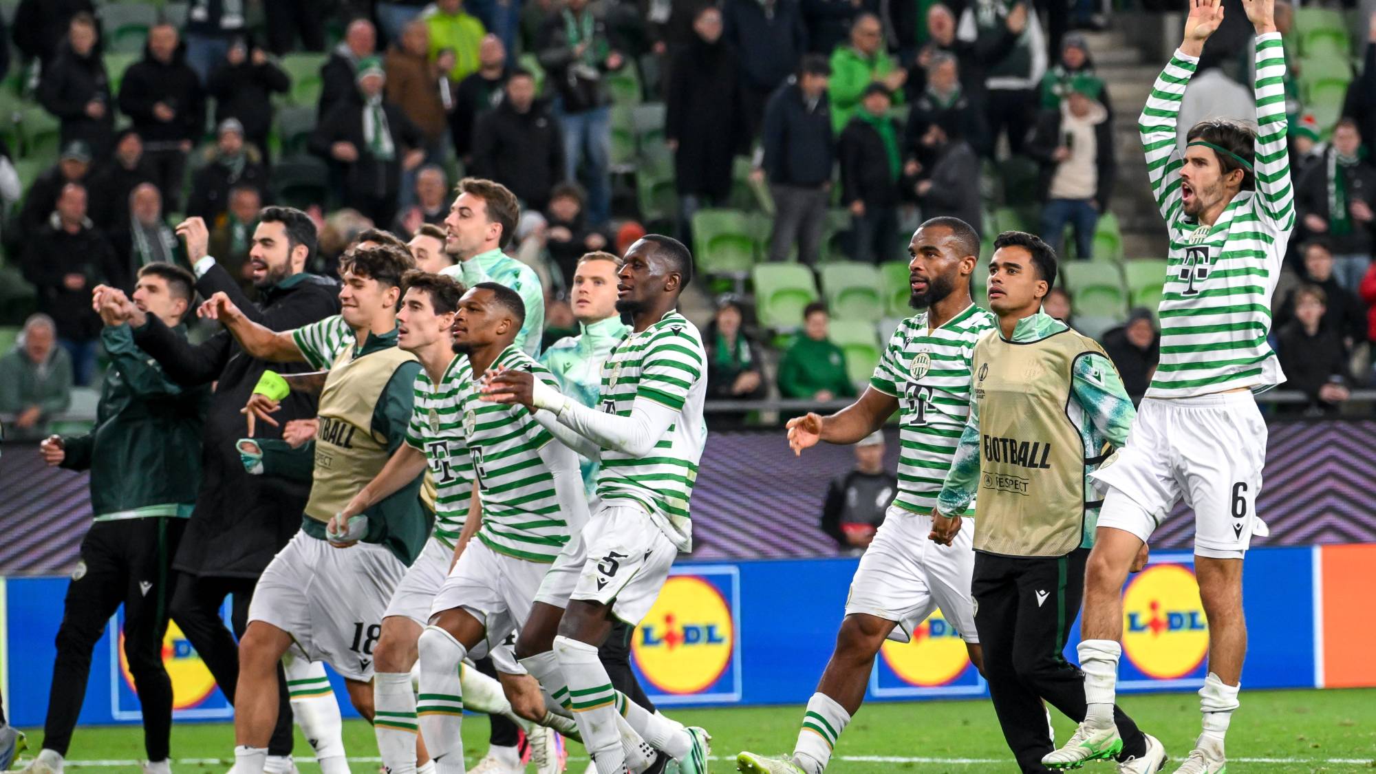 A győztes Ferencváros játékosai a labdarúgó Európa-liga alapszakasza harmadik fordulójának Ferencvárosi TC - Torreense mérkőzése végén a Groupama Arénában 2026. október 22-én. A Ferencváros 4-1-re győzött.