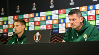 Borbély Balázs vezetőedző (j) és Kristoffer Zachariassen, a Ferencváros játékosa a csapat sajtótájékoztatóján a Groupama Arénában 2026. október 14-én. A Ferencváros másnap a cseh Viktoria Plzen ellen játszik az Európa-liga 2. fordulójában.
