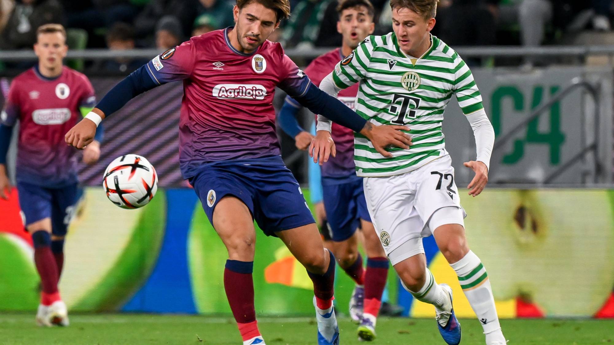 Madarász Ádám, a Ferencváros (j) és Joao Marques, a Torreense játékosa a labdarúgó Európa-liga alapszakasza harmadik fordulójának Ferencvárosi TC - Torreense mérkőzésén a Groupama Arénában 2026. október 22-én.