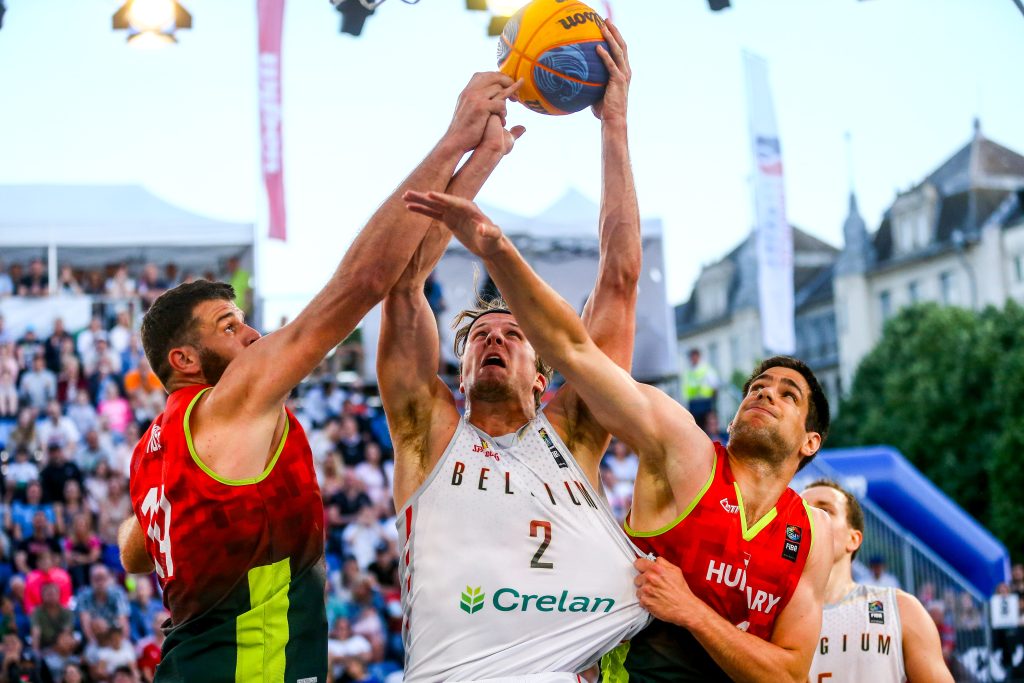 Ivosev Tamás és Kerpel-Fronius Balázs küzd a labdáért Thibaut Vervoorttal az olimpiai selejtező döntőjében. 