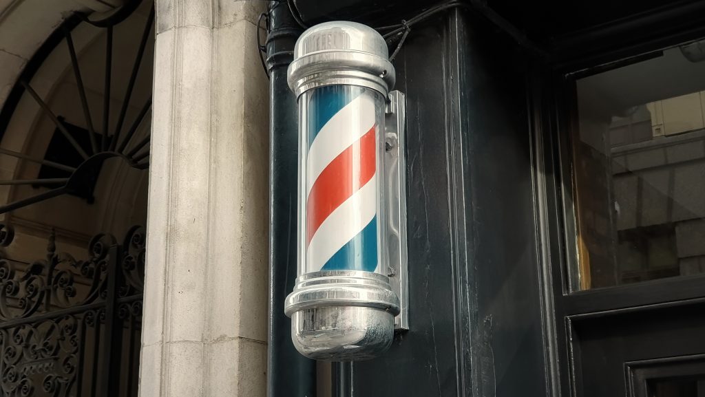 Barber shopokban razziázott a NAV, nemhogy számlákat, adószámot is alig találtak valahol