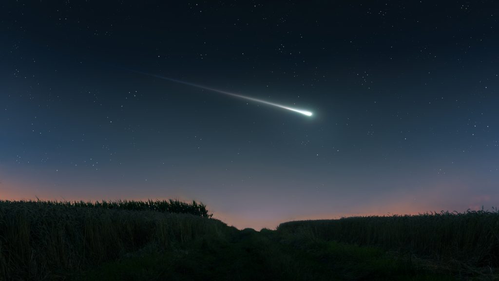 Kósza meteor húzott hosszú csíkot az éjszakai égboltra