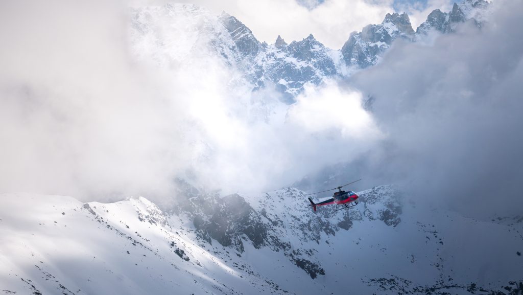 Hat emberrel a fedélzetén lezuhant egy helikopter a Himalájában