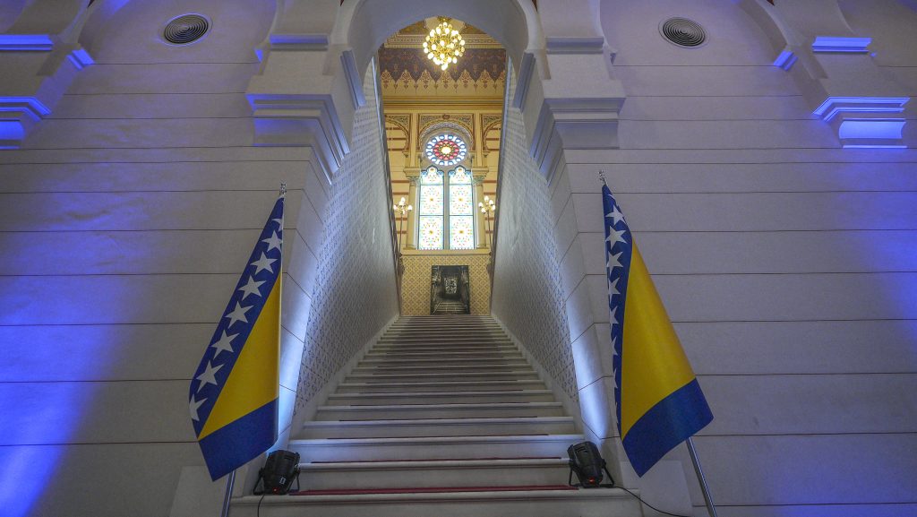 Kizárták a politikusokat a hazugságversenyből Boszniában, mert túl jók benne
