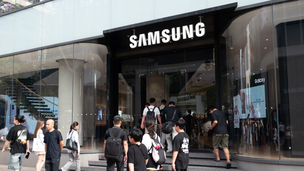 Beleszállt a Samsung az Apple-be az iPhone Duo hibája miatt