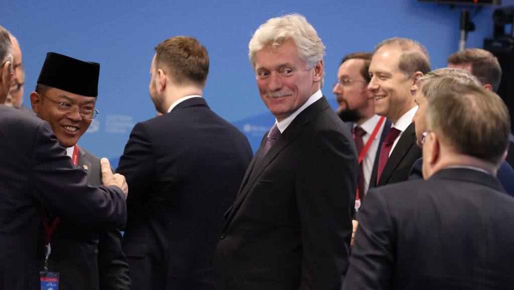 Peszkov: Senki ne kényszerítsen senkire semmiféle világrendet