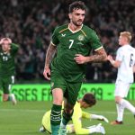 Troy Parrott az első gólja után Ausztria ellen.