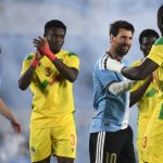Lionel Messi és Benin játékosai a klasszis búcsúmeccsén.