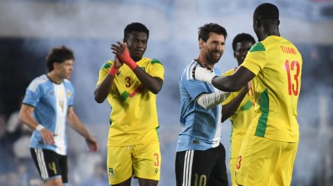 Lionel Messi és Benin játékosai a klasszis búcsúmeccsén.
