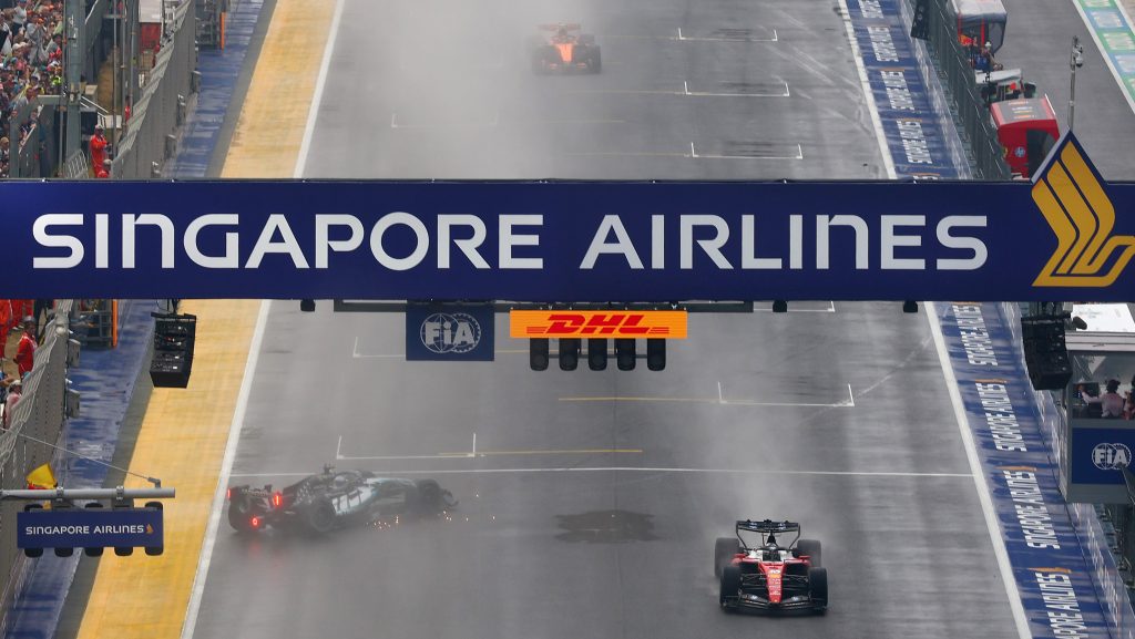 George Russell ijesztő balesete után Verstappen húzta be a szingapúri sprintet