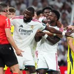 Vinícius Junior reklamál a piros lapja után a Villarreal elleni meccsen.