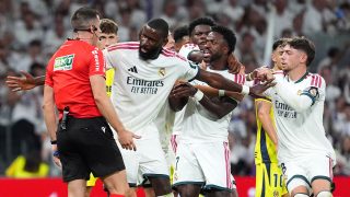 Vinícius Junior reklamál a piros lapja után a Villarreal elleni meccsen.