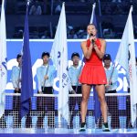 Cseng Csin-ven boldog karaoke-mutatványa Pekingben.