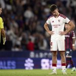 Kike Salas és a Sevilla többi játékos is nagyon csalódott volt.