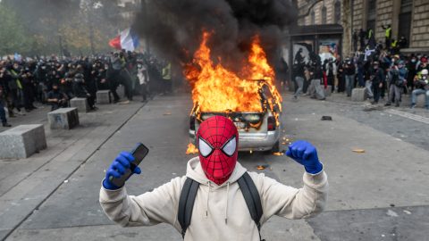 Pókembernek öltözött tüntető a Place de la République téren tartott demonstráción Párizsban 2026. október 17-én.