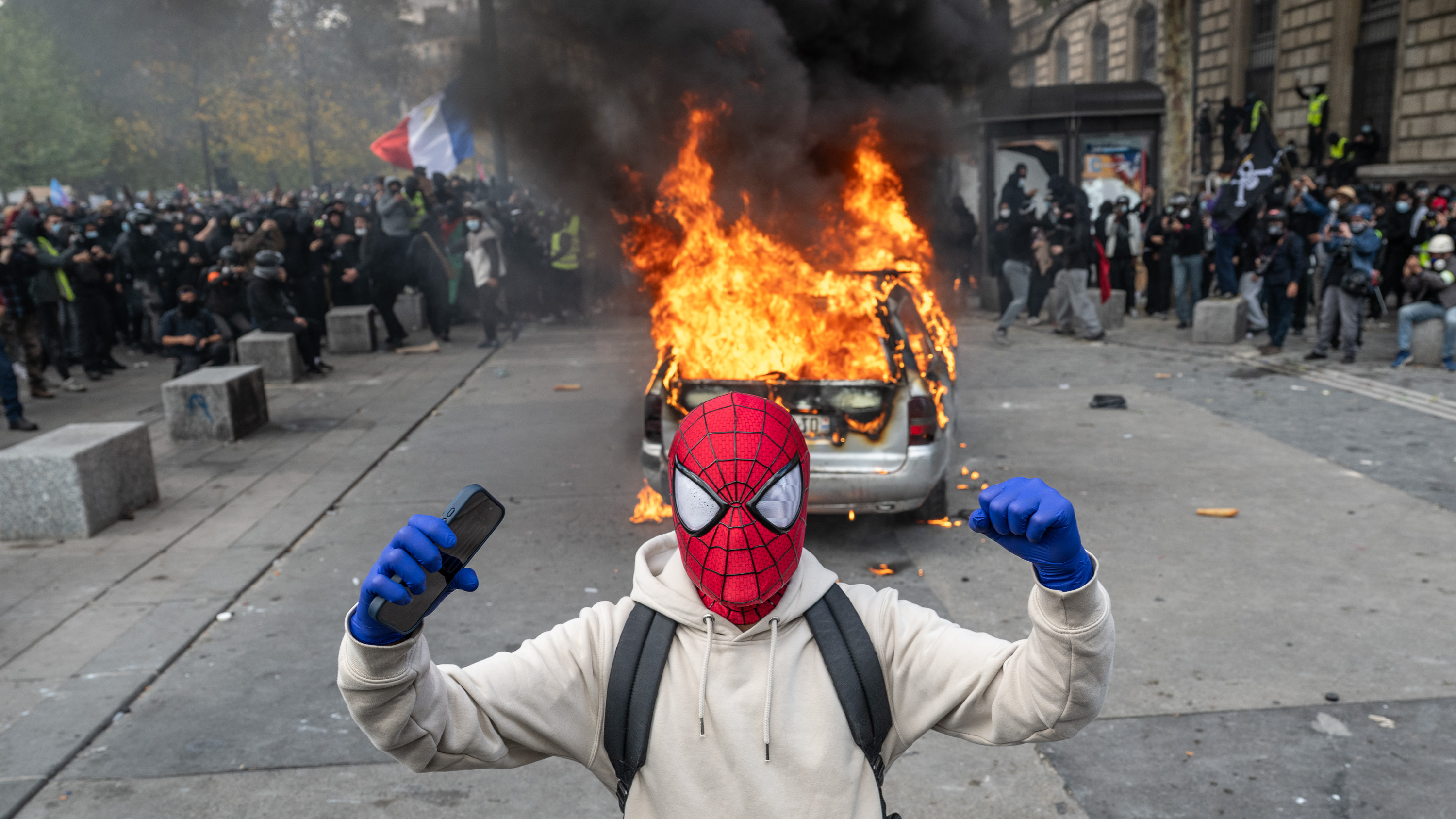 Pókembernek öltözött tüntető a Place de la République téren tartott demonstráción Párizsban 2026. október 17-én.
