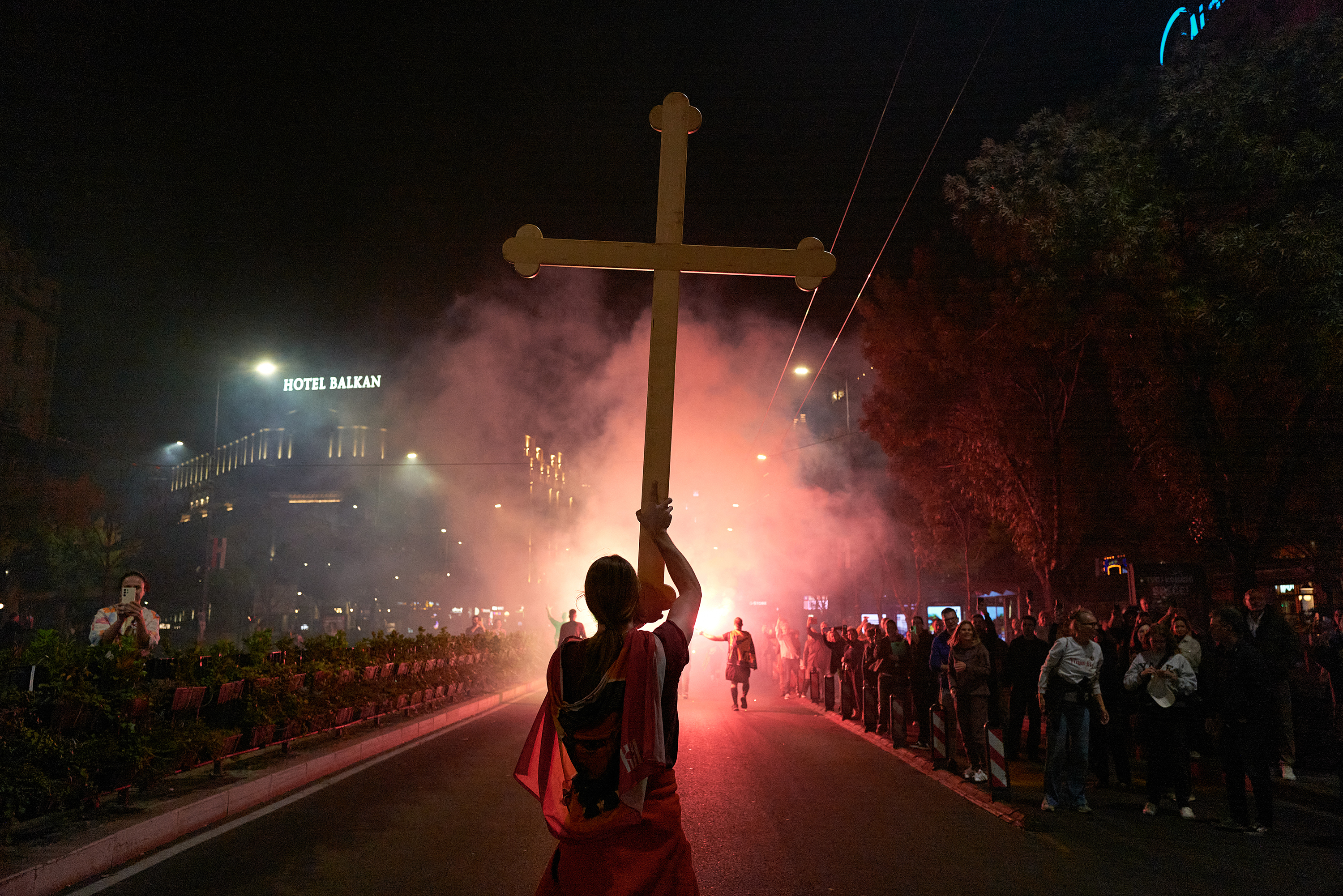 Demonstráció Belgrádban a Diákok Listája támogatói felvonulásán a parlamenti választások előtt 2026. október 21-én.