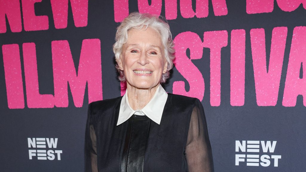 „Ne aggódjatok, remekül érzem magam” – Glenn Close elárulta, miért jár bottal