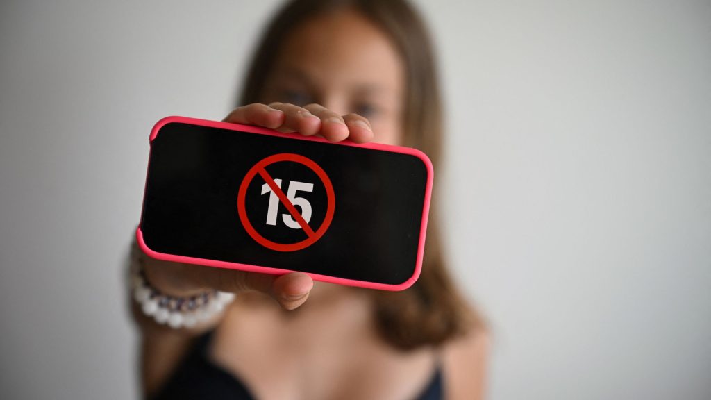 Görögország megtiltotta a közösségi média használatát a 15 éven aluliak számára