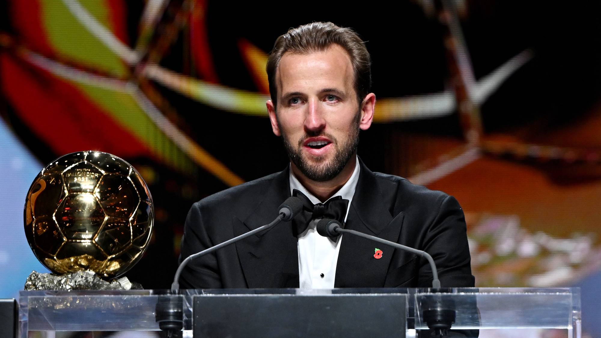 LONDON, ENGLAND - OCTOBER 26: Harry Kane of FC Bayern Munich and England speaks to the media on stage after winning the Men's Ballon d'Or award during the 70th Ballon D'Or Ceremony at Palladium Theatre on October 26, 2026 in London, England. (Photo by Jeff Spicer - UEFA/UEFA via Getty Images)