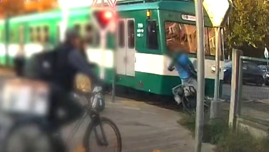 Videón, ahogy egy biciklis kihajt a közeledő HÉV elé, az ütközést már nem lehetett elkerülni