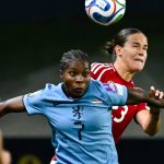 Németh Hanna (j) és a holland Lineth Beerensteyn a női labdarúgó világbajnoki pótselejtező 1. fordulójában játszott Magyarország - Hollandia mérkőzésen a felcsúti Pancho Arénában 2026. október 9-én.