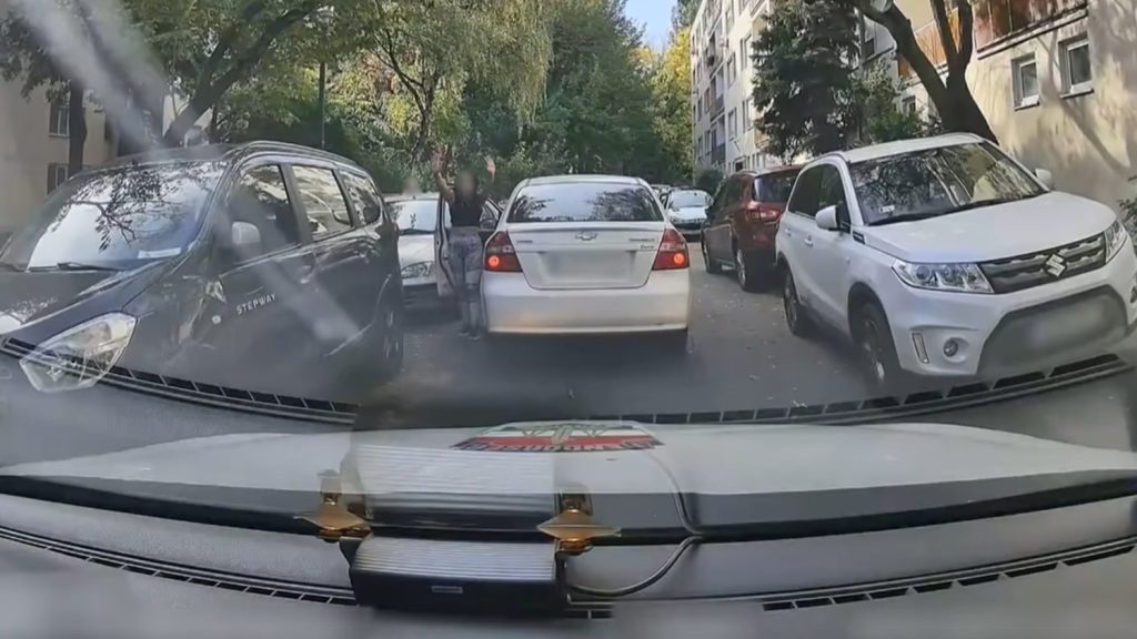 Videón, ahogy a rendőrök elől menekül egy forgalomból kivont autóval a körözött, bedrogozott, jogsi nélküli nő