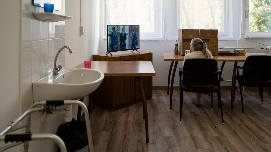 Egy megyeszékhelynyi idős ember vár bejutásra