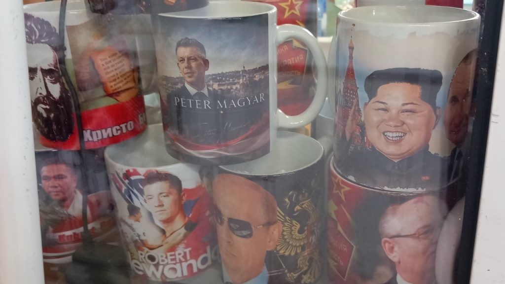 Diktátoros bögréket árul egy bolgár szuvenírbolt, Magyar Péter is feltűnik Trump és Kim Dzsongun közt