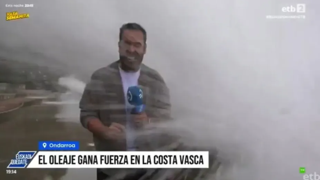 Élő adásban sodort el egy tévéstábot egy hullám Spanyolországban
