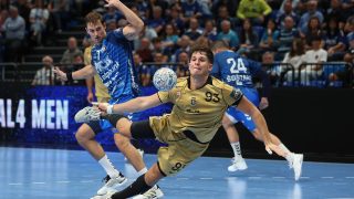 Víctor Romero, a Sporting (j) és Lukács Péter, a Szeged játékosa a férfi kézilabda Bajnokok Ligája 3. fordulójának OTP Bank-Pick Szeged - Sporting CP mérkőzésén a szegedi Pick Arénában 2026. október 10-én. A találkozó 35-35-ös döntetlennel zárult.