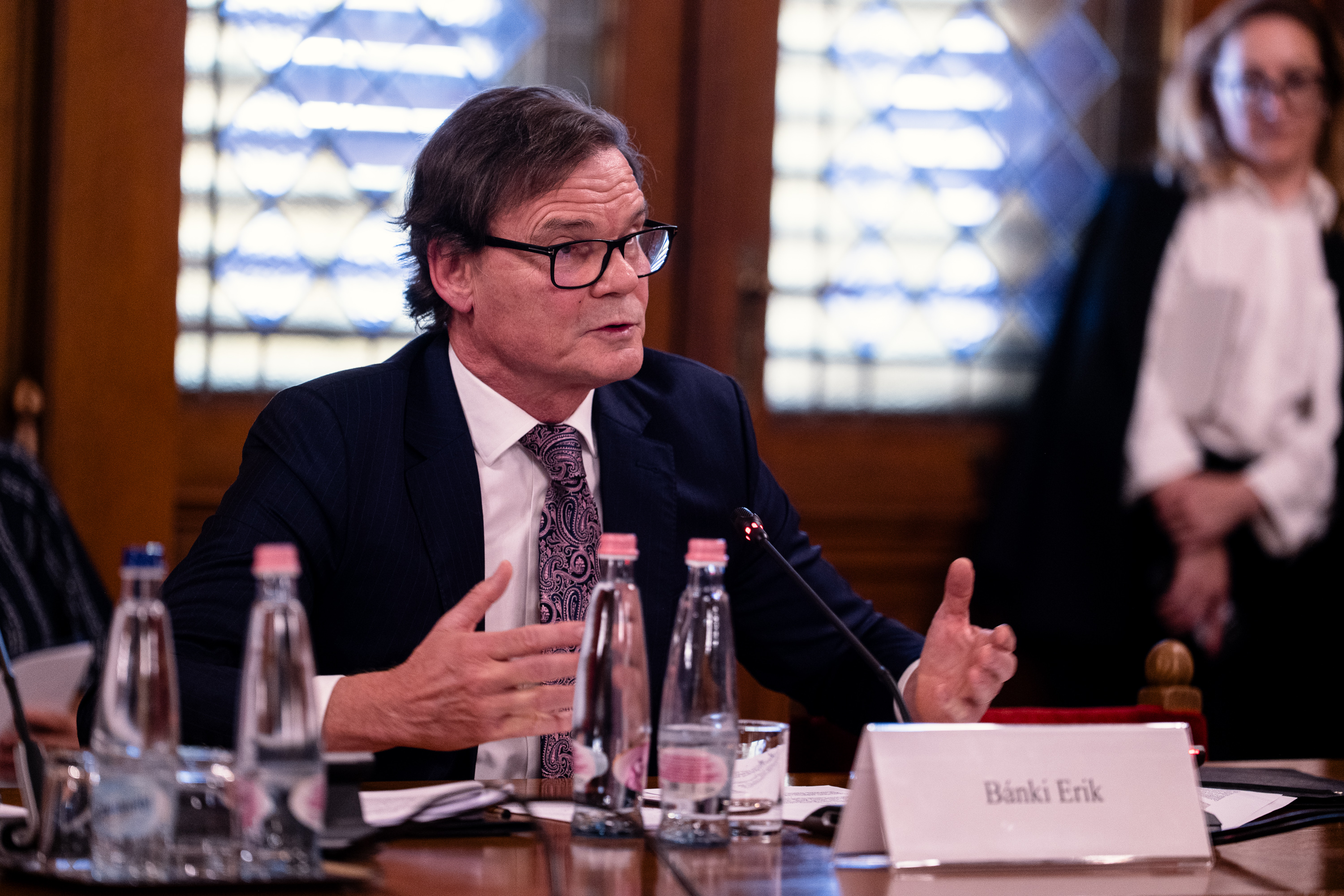 „Azt kockáztatják, hogy a semmit teszik le az asztalra” – figyelmeztette az MNB-bizottságot Kósa Lajos, aki megcáfolt egy régi legendát 1