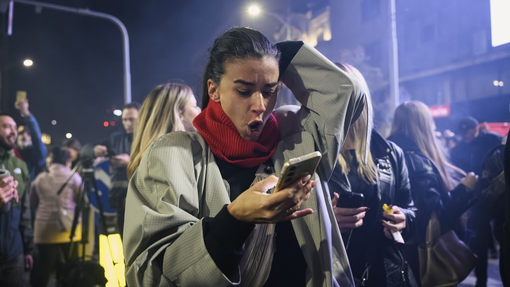 „Ma este a győzelmet ünnepeljük, holnaptól Szerbiát építjük” – fotókon a belgrádi népünnepély a választás éjszakáján