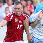 Kleinheisler László (b) és az izraeli Ramzi Safuri a Magyarország - Izrael felkészülési labdarúgó mérkőzésen a debreceni Nagyerdei Stadionban 2024. június 8-án.