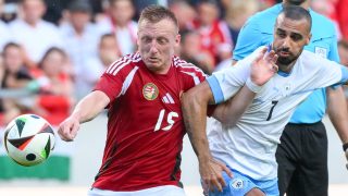 Kleinheisler László (b) és az izraeli Ramzi Safuri a Magyarország - Izrael felkészülési labdarúgó mérkőzésen a debreceni Nagyerdei Stadionban 2024. június 8-án.