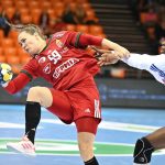 Kuczora Csenge (b) és a francia Oriane Ondono a Magyarország - Franciaország női kézilabda Eb-felkészülési mérkőzésen a Győri Audi Arénában 2026. október 22-én.