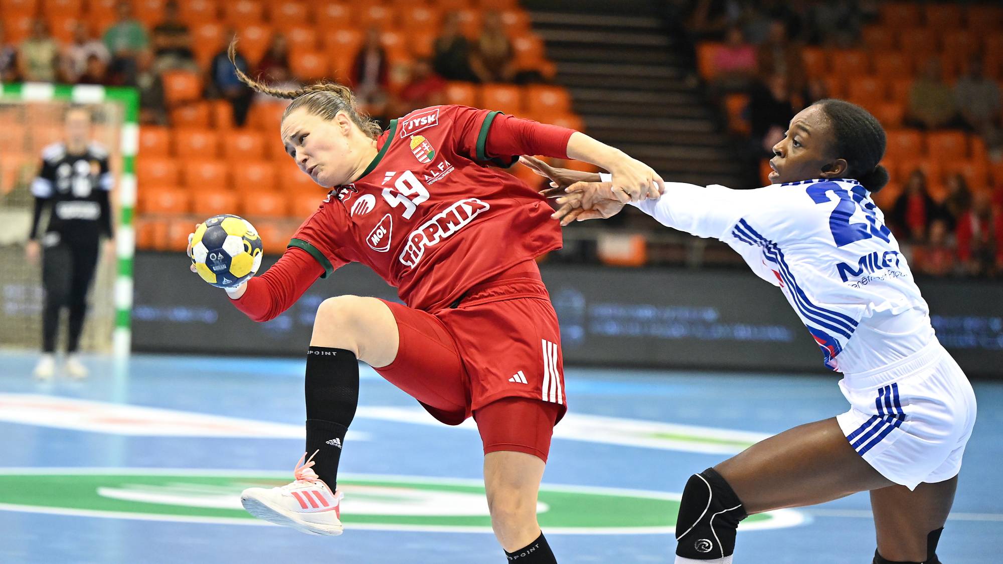 Kuczora Csenge (b) és a francia Oriane Ondono a Magyarország - Franciaország női kézilabda Eb-felkészülési mérkőzésen a Győri Audi Arénában 2026. október 22-én.