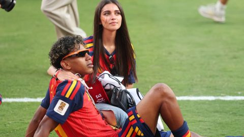 EAST RUTHERFORD, NEW JERSEY - JULY 19: Lamine Yamal #19 of Spain celebrates with his girlfriend Ines Garcia after the team's victory following the FIFA World Cup 2026 Final match between Spain and Argentina at New York New Jersey Stadium on July 19, 2026 in East Rutherford, New Jersey. Lars Baron/Getty Images/AFP
